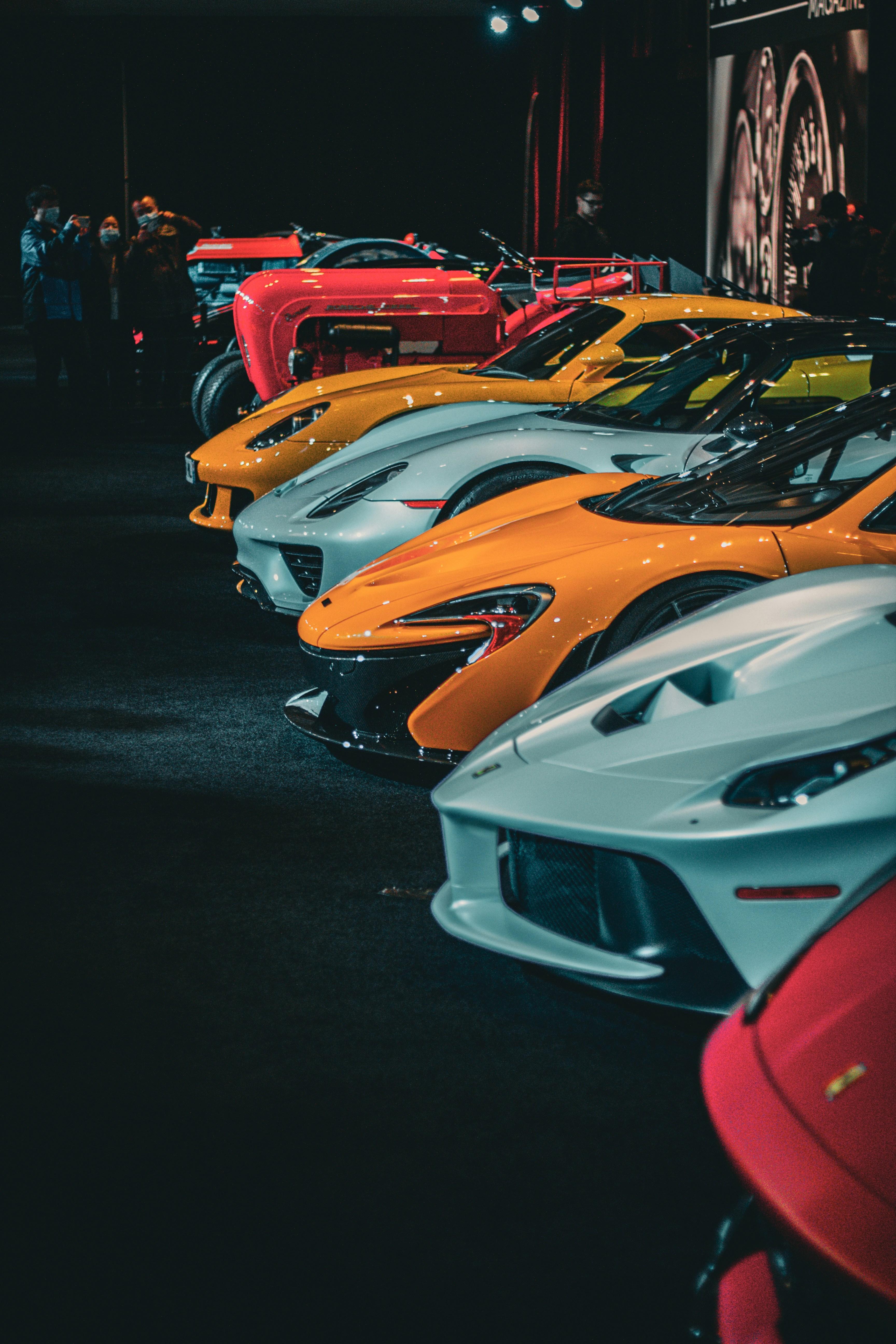 Row of luxury limousines lined up at a Las Vegas hotel entrance with valets standing by